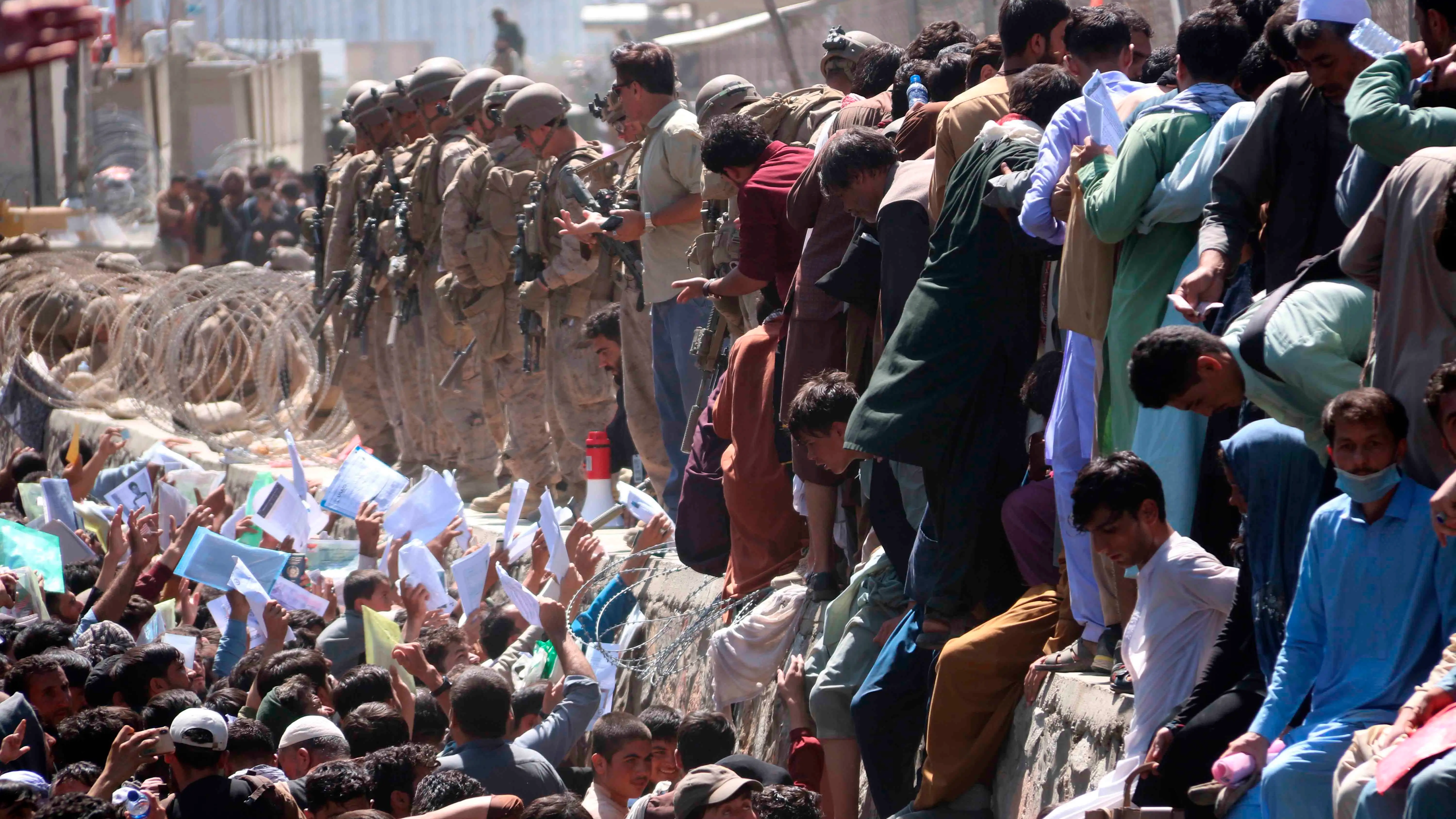 Los talibán condenan "el acto terrorista" en el aeropuerto de Kabul y advierten que dejarán de suceder cuando las tropas se marchen Los talibán condenan "el acto terrorista" en el aeropuerto de Kabul y advierten que dejarán de suceder cuando las tropas se marchen