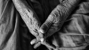 Foto que muestra las manos de una persona anciana