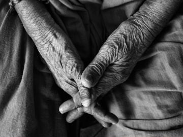 Foto que muestra las manos de una persona anciana