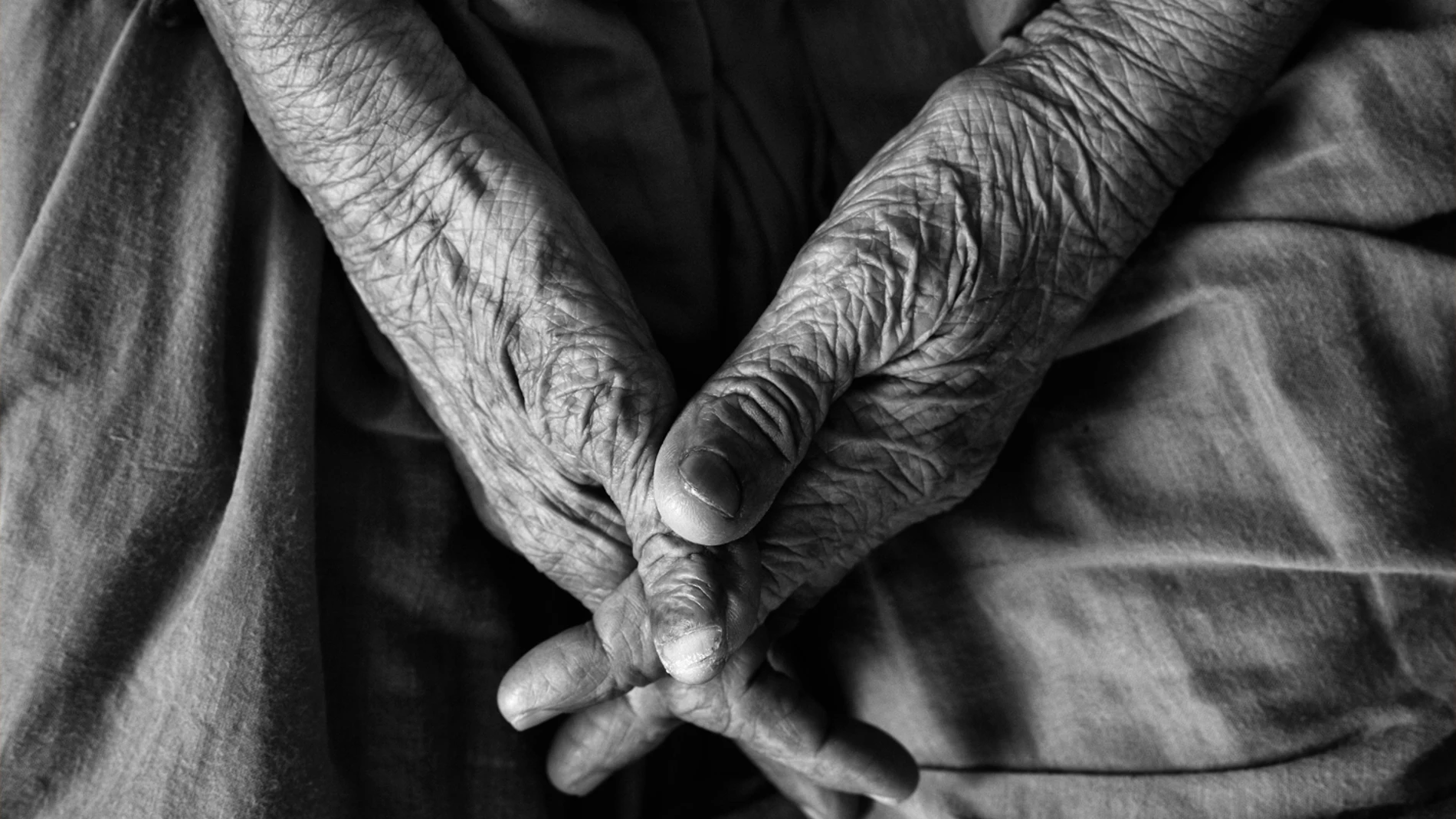 Foto que muestra las manos de una persona anciana Foto que muestra las manos de una persona anciana