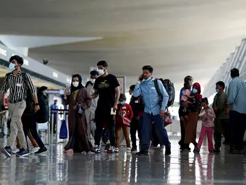 Varios evacuados afganos llegan a un aeropuerto estadounidense Varios evacuados afganos llegan a un aeropuerto estadounidense