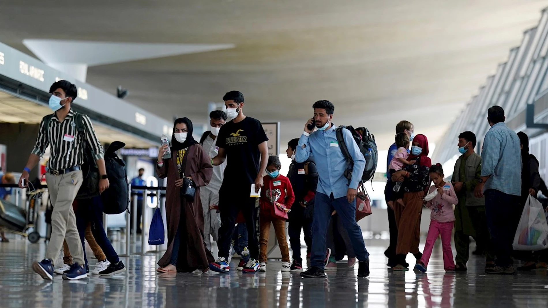 Varios evacuados afganos llegan a un aeropuerto estadounidense