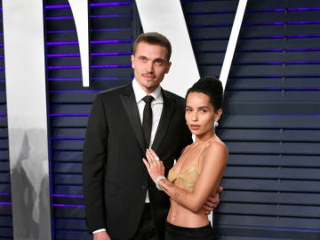 Karl Glusman y Zoe Kravitz