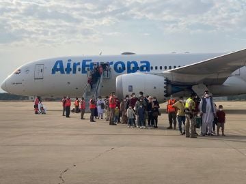 Aterriza otro avión con ciudadanos y refugiados afganos desde Kabul
