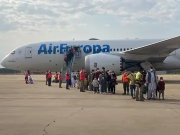 Aterriza otro avión con ciudadanos y refugiados afganos desde Kabul Aterriza otro avión con ciudadanos y refugiados afganos desde Kabul