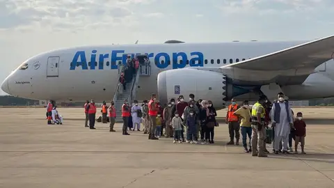 Aterriza otro avión con ciudadanos y refugiados afganos desde Kabul Aterriza otro avión con ciudadanos y refugiados afganos desde Kabul