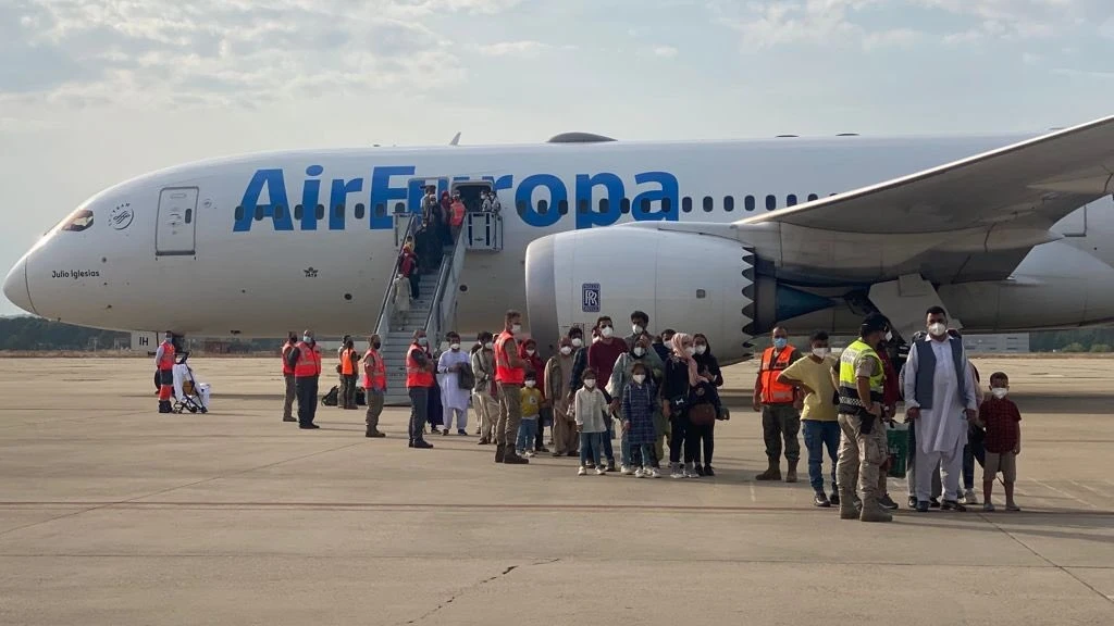 Aterriza otro avión con ciudadanos y refugiados afganos desde Kabul Aterriza otro avión con ciudadanos y refugiados afganos desde Kabul
