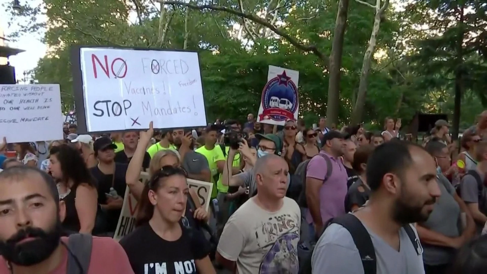 Los profesores de Nueva York protestan ante la obligatoriedad de vacunarse antes del 27 de septiembre Los profesores de Nueva York protestan ante la obligatoriedad de vacunarse antes del 27 de septiembre