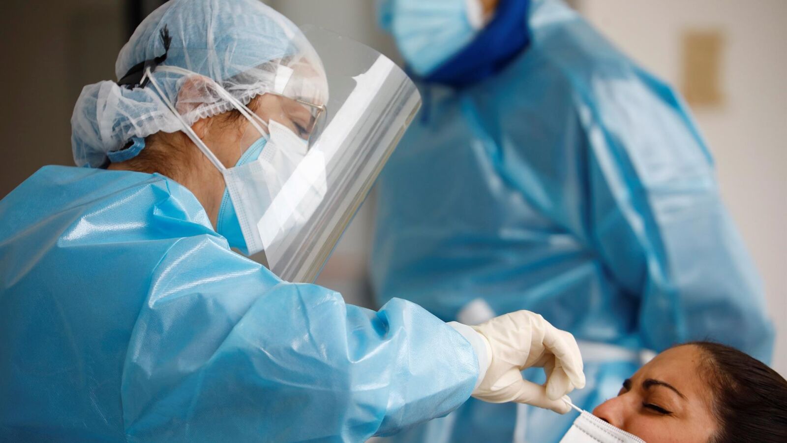 La presión hospitalaria desciende 1,5 puntos en una semana mientras las muertes por COVID siguen repuntando