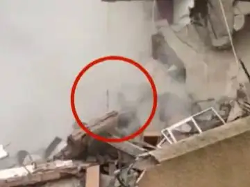 Los vecinos de Peñíscola graban imágenes del edificio tras su derrumbe Los vecinos de Peñíscola graban imágenes del edificio tras su derrumbe