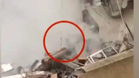 Los vecinos de Peñíscola graban imágenes del edificio tras su derrumbe Los vecinos de Peñíscola graban imágenes del edificio tras su derrumbe