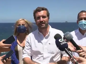 El presidente del Partido Popular, Pablo Casado, en su visita al Centro de Alojamiento de Inmigrantes de La Frontera, ha manifestado que este 2021 "se ha incrementado un 144% la llegada de inmigrantes ilegales". Señala que es una "realidad muy preocupante porque el Gobierno no está poniendo medios humanos ni materiales para prevenir y plantear una solución". El presidente del Partido Popular, Pablo Casado, en su visita al Centro de Alojamiento de Inmigrantes de La Frontera, ha manifestado que este 2021 "se ha incrementado un 144% la llegada de inmigrantes ilegales". Señala que es una "realidad muy preocupante porque el Gobierno no está poniendo medios humanos ni materiales para prevenir y plantear una solución".