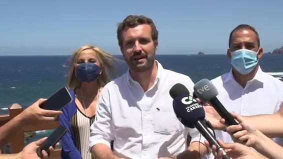 El presidente del Partido Popular, Pablo Casado, en su visita al Centro de Alojamiento de Inmigrantes de La Frontera, ha manifestado que este 2021 "se ha incrementado un 144% la llegada de inmigrantes ilegales". Señala que es una "realidad muy preocupante porque el Gobierno no está poniendo medios humanos ni materiales para prevenir y plantear una solución". El presidente del Partido Popular, Pablo Casado, en su visita al Centro de Alojamiento de Inmigrantes de La Frontera, ha manifestado que este 2021 "se ha incrementado un 144% la llegada de inmigrantes ilegales". Señala que es una "realidad muy preocupante porque el Gobierno no está poniendo medios humanos ni materiales para prevenir y plantear una solución".