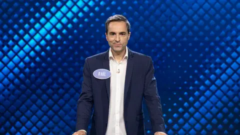 Raúl Pérez imita a Miguel Bosé en ‘Family Feud’ para enseñar su “negacionismo de la visita” El cómico ha imitado al cantante para responder en un panel.