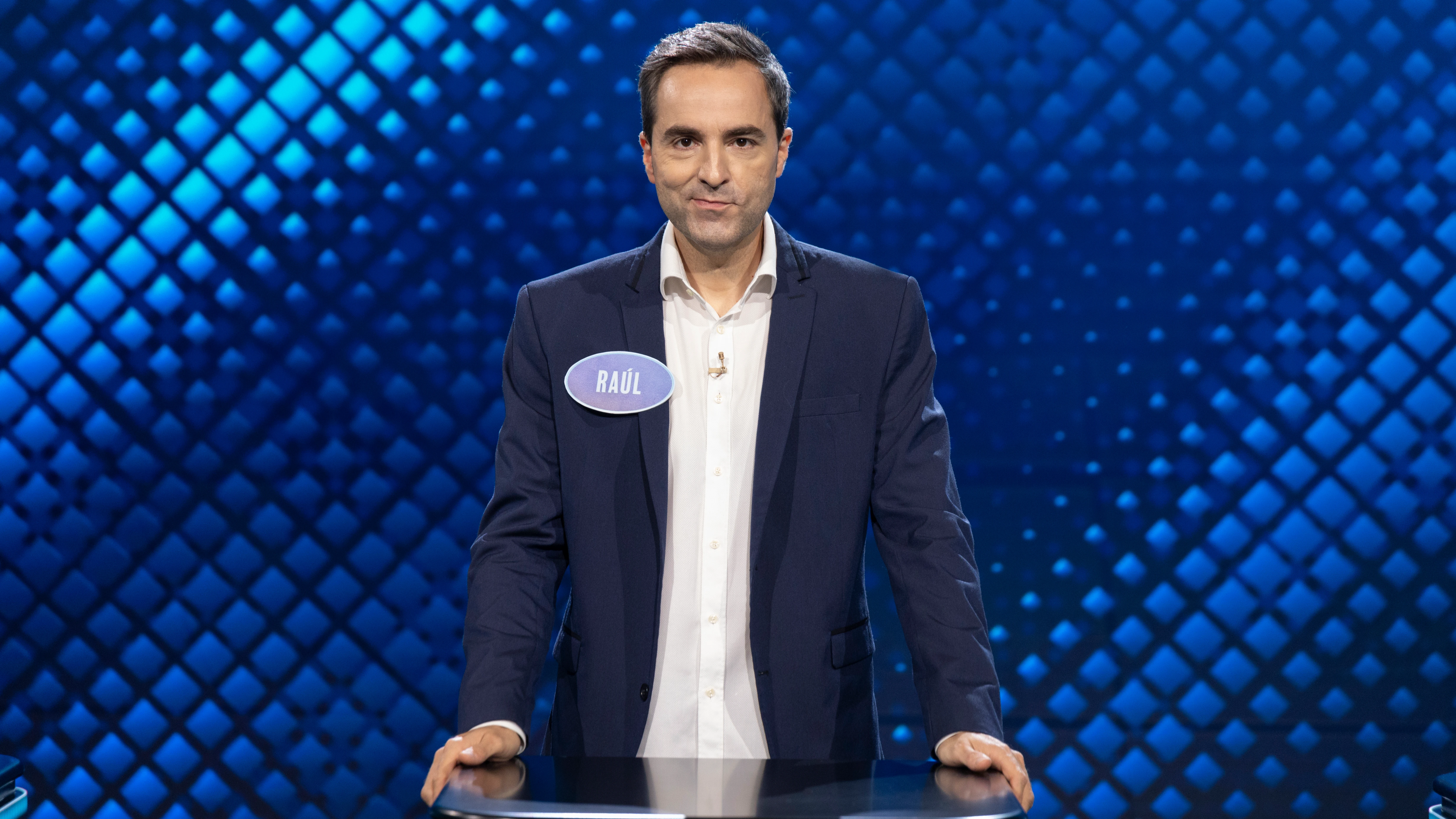 Raúl Pérez imita a Miguel Bosé en ‘Family Feud’ para enseñar su “negacionismo de la visita” El cómico ha imitado al cantante para responder en un panel.