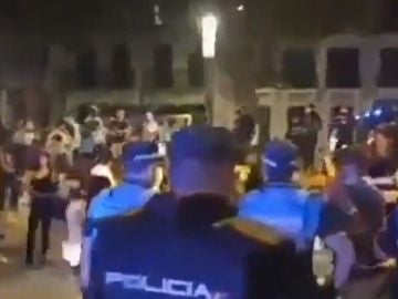 La policía dispersa botellones en Pamplona.