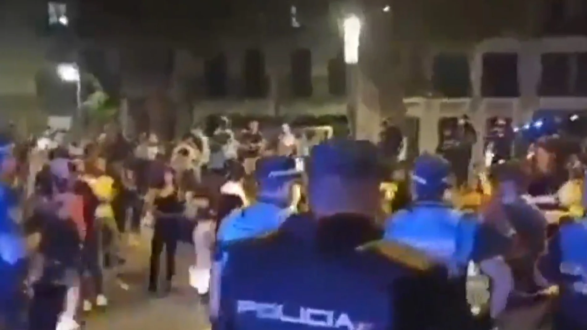 La policía dispersa botellones en Pamplona.