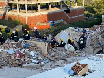 Un teléfono móvil, la clave para rescatar el cuerpo de la mujer fallecida en el derrumbe de Peñíscola Un teléfono móvil, la clave para rescatar el cuerpo de la mujer fallecida en el derrumbe de Peñíscola