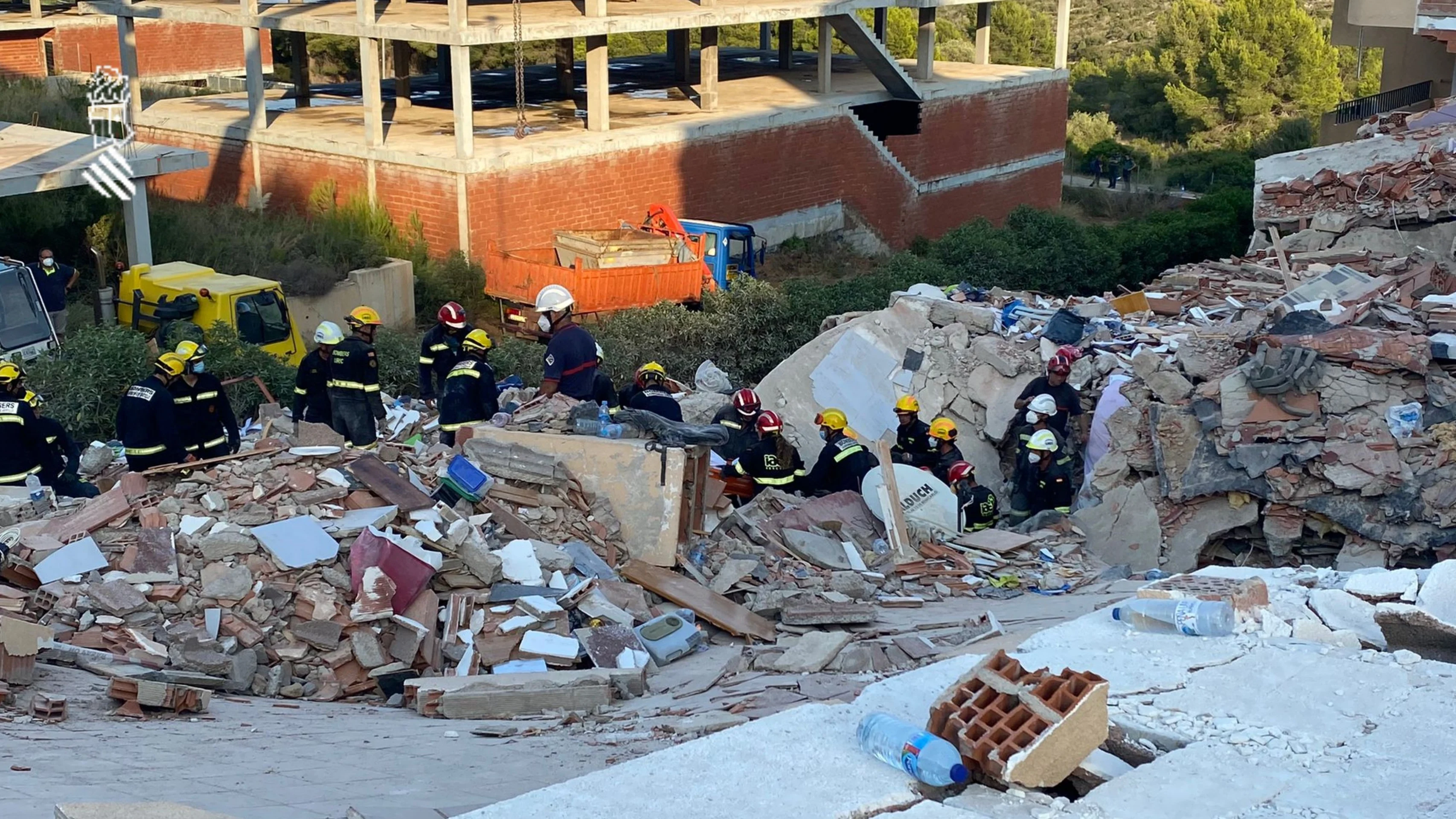 Un teléfono móvil, la clave para rescatar el cuerpo de la mujer fallecida en el derrumbe de Peñíscola Un teléfono móvil, la clave para rescatar el cuerpo de la mujer fallecida en el derrumbe de Peñíscola