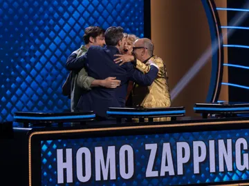 El equipo ‘Homo Zapping’ consigue un impresionante pleno cantando ABBA en ‘Family Feud’ El equipo ‘Homo Zapping’ consigue un impresionante pleno cantando ABBA en ‘Family Feud’