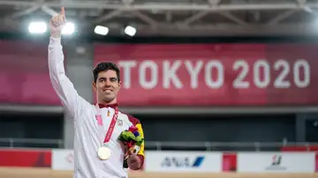 Alfonso Cabello con su medalla de oro en los Juegos Paralímpicos de Tokio 2020