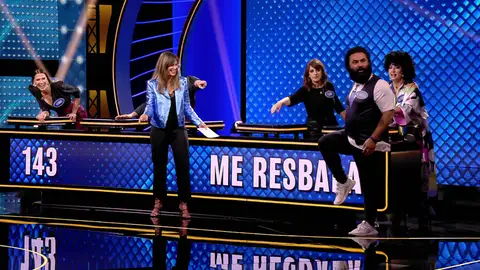 El Sevilla protagoniza un pleno y remontada… ¡imitando a una gallina! El cantante ha resuelto el panel con su fantástica imitación de este animal de granja.