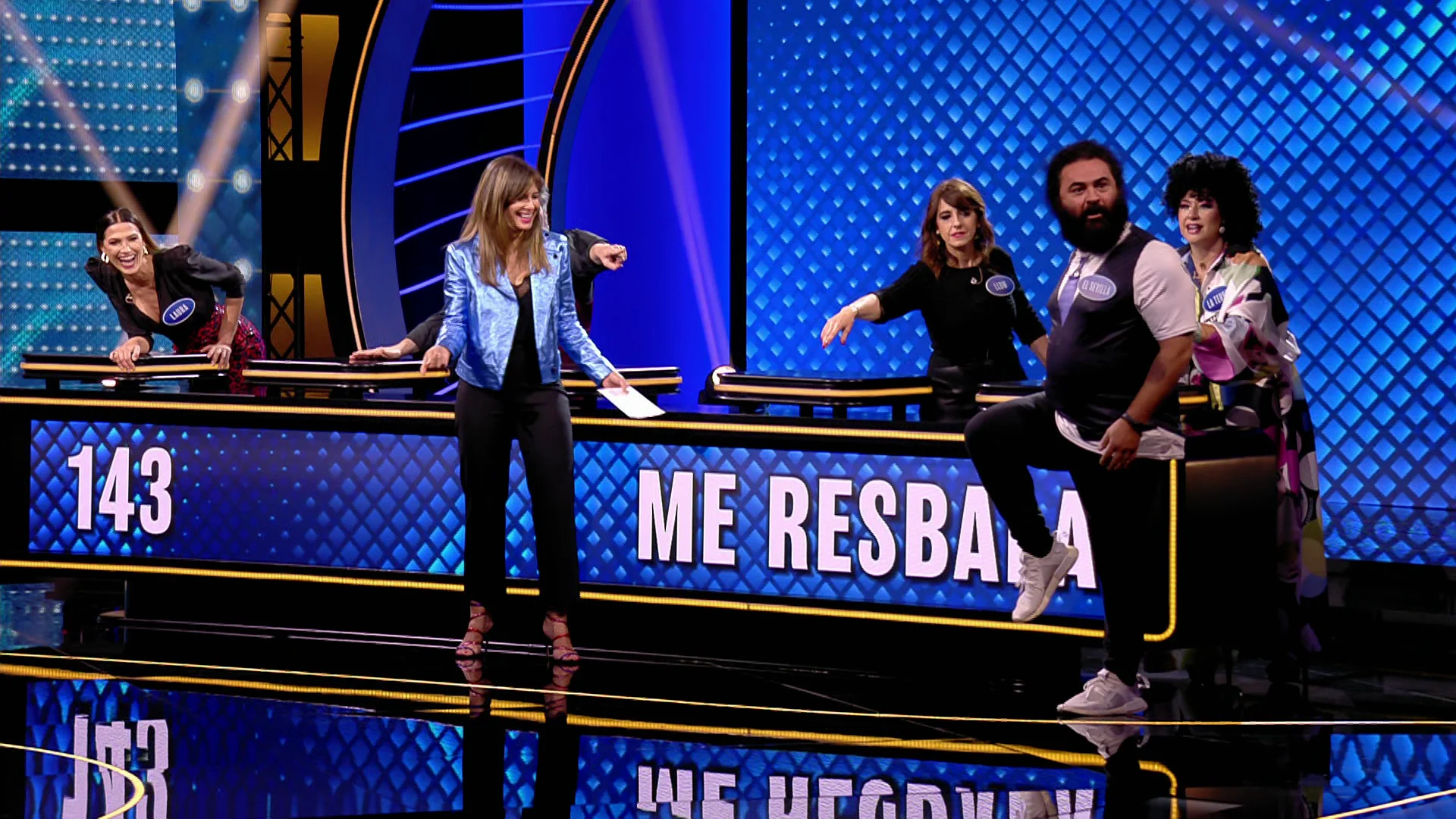 El Sevilla protagoniza un pleno y remontada… ¡imitando a una gallina! El cantante ha resuelto el panel con su fantástica imitación de este animal de granja.