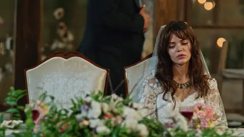 Züleyha con el vestido de novia La protagonista ha lucido desde que comenzó la ficción una multitud de vestidos, trajes y faldas.