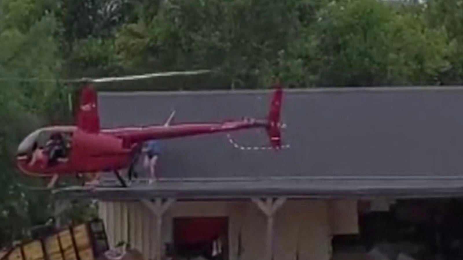Un piloto novato rescata a varias personas atrapadas por las inundaciones en unos tejados de Estados Unidos