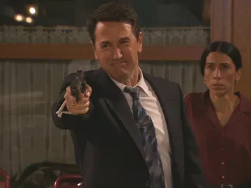 Abel encañonando ante la atónita mirada de Manolita Abel encañonando ante la atónita mirada de Manolita