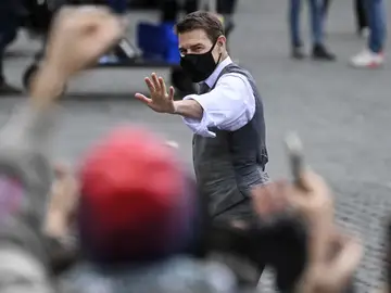 Tom Cruise aterriza en helicóptero en el jardín de una familia inglesa Tom Cruise aterriza en helicóptero en el jardín de una familia inglesa