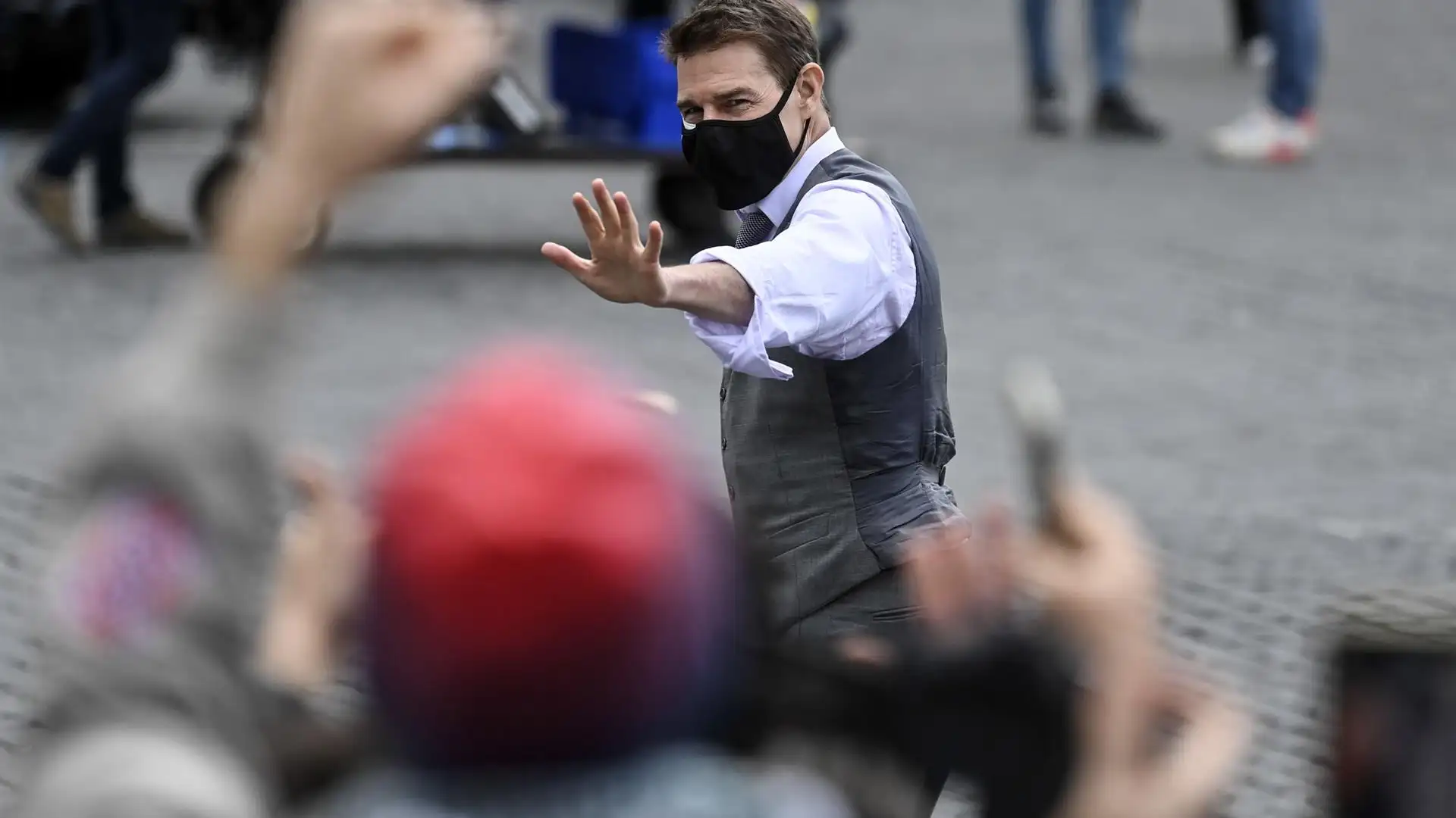 Tom Cruise aterriza en helic&oacute;ptero en el jard&iacute;n de una familia inglesa