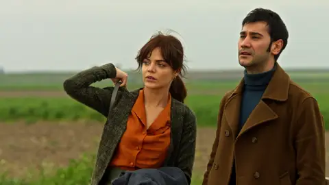 Züleyha, su vestuario más informal La protagonista ha lucido desde que comenzó la ficción una multitud de vestidos, trajes y faldas.