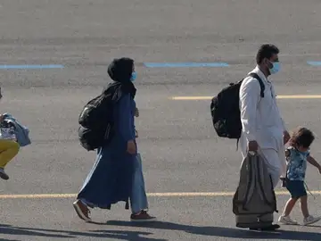 La foto viral y esperanzadora de una niña afgana que ha conseguido huir de Kabul junto a su familia La foto viral y esperanzadora de una niña afgana que ha conseguido huir de Kabul junto a su familia