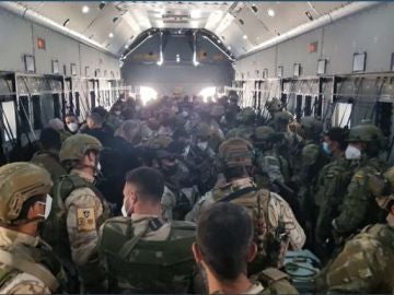 Militares y evacuados en el último avión de Afganistán a España