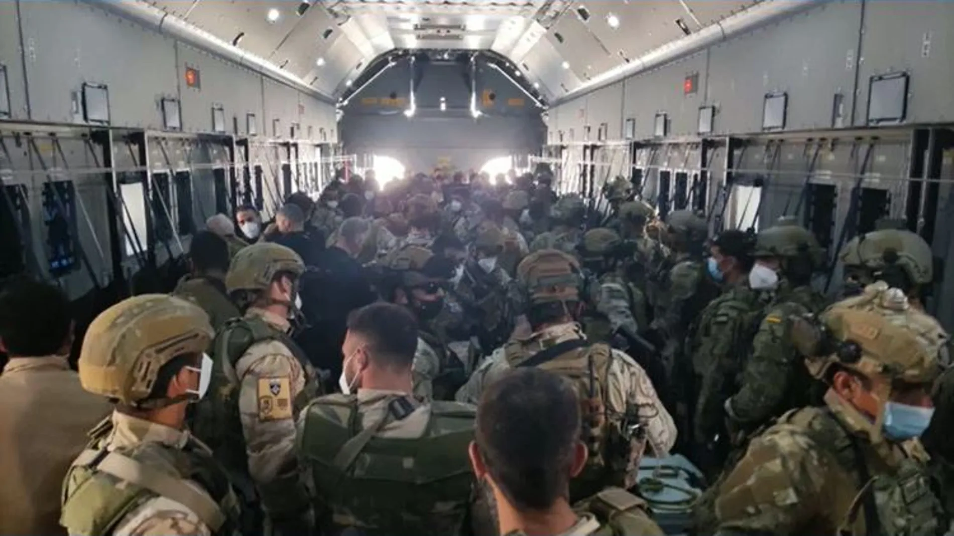 Militares y evacuados en el último avión de Afganistán a España