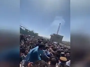 Cientos de afganos continúan en el aeropuerto de Kabul a pesar de los atentados de ayer Cientos de afganos continúan en el aeropuerto de Kabul a pesar de los atentados de ayer