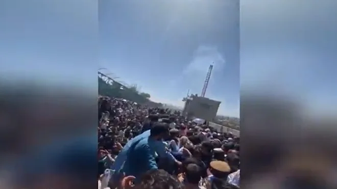 Cientos de afganos contin&uacute;an en el aeropuerto de Kabul a pesar de los atentados de ayer