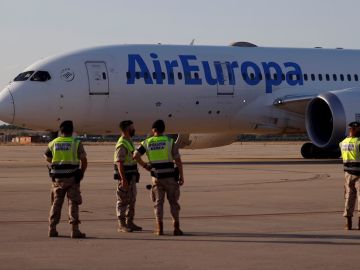Uno de los dos últimos aviones en los que viajan los últimos evacuados y unidades de las tropas españolas de Afganistán aterriza este viernes en la base militar de Torrejón de Ardoz