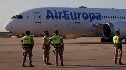Uno de los dos últimos aviones en los que viajan los últimos evacuados y unidades de las tropas españolas de Afganistán aterriza este viernes en la base militar de Torrejón de Ardoz Uno de los dos últimos aviones en los que viajan los últimos evacuados y unidades de las tropas españolas de Afganistán aterriza este viernes en la base militar de Torrejón de Ardoz
