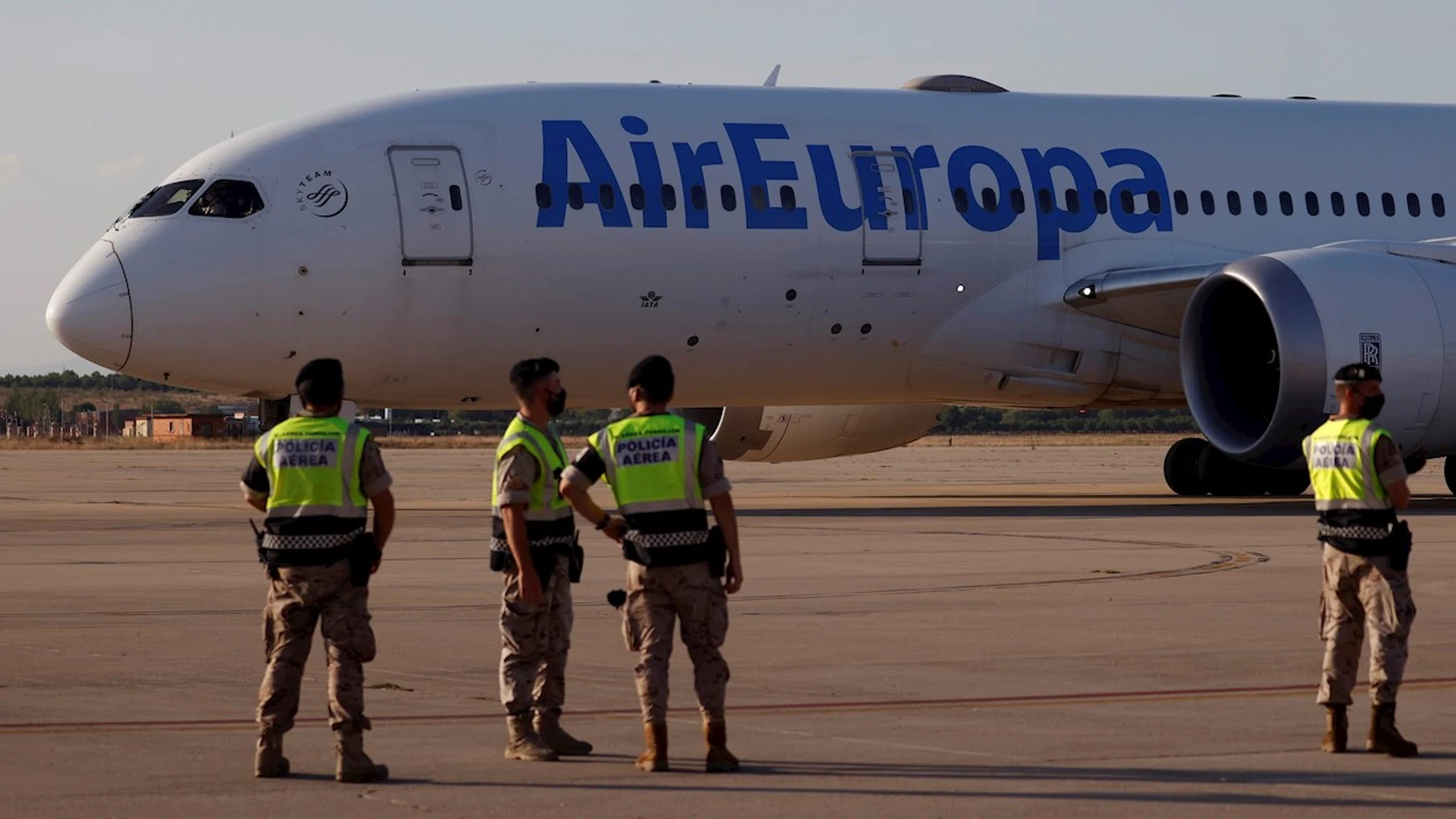 Uno de los dos últimos aviones en los que viajan los últimos evacuados y unidades de las tropas españolas de Afganistán aterriza este viernes en la base militar de Torrejón de Ardoz