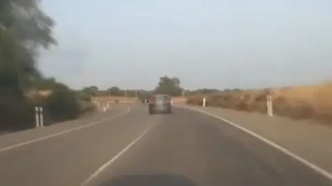 Imagen de la conductora invadiendo el carril contrario. Imagen de la conductora invadiendo el carril contrario.