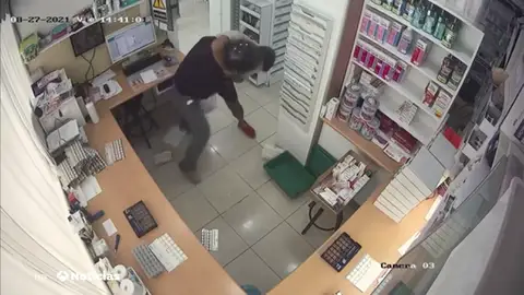 Un farmacéutico recibe 30 puñaladas en una brutal agresión en un atraco en Montbau, Barcelona Un farmacéutico recibe 30 puñaladas en una brutal agresión en un atraco en Montbau, Barcelona