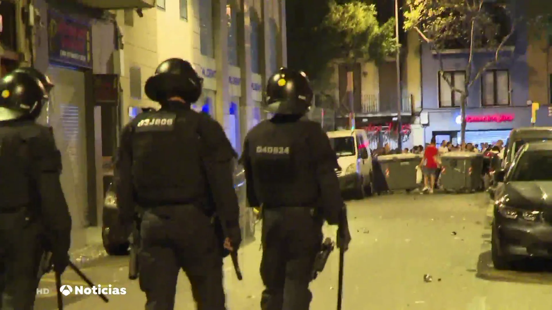 Desalojos por aglomeraciones de personas en las fiestas de Sants en Barcelona