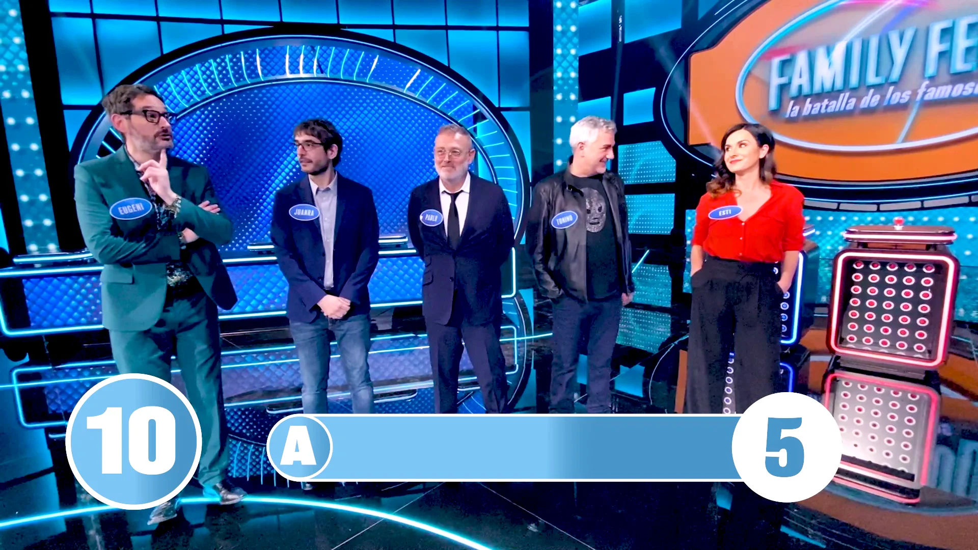 El equipo 'Caiga quien caiga' flipa con la respuesta de Esti en el reto de &lsquo;Family Feud&rsquo; 
