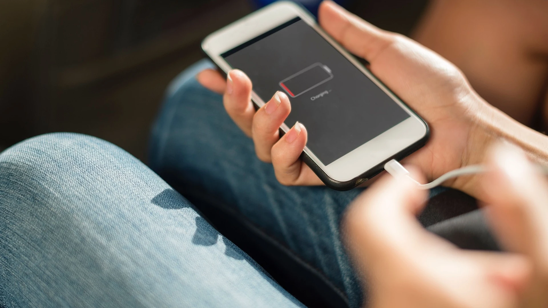 Teléfono móvil cargándose sin batería Teléfono móvil cargándose sin batería
