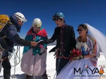 Una pareja boliviana se da el "sí quiero" a 6.462 metros de altitud en el Illimani, Bolivia