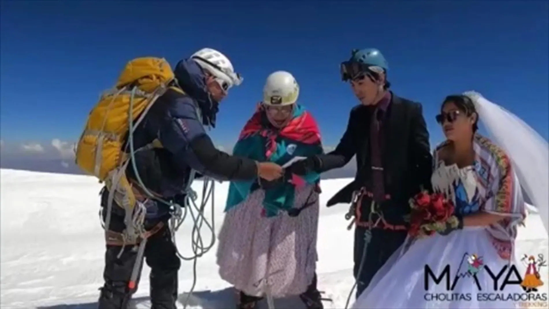 Una pareja boliviana se da el "sí quiero" a 6.462 metros de altitud en el Illimani, Bolivia