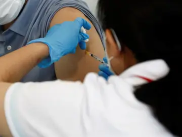 Japón investiga dos muertes de vacunados contra el coronavirus con los lotes procedentes de España Japón investiga dos muertes de vacunados contra el coronavirus con los lotes procedentes de España
