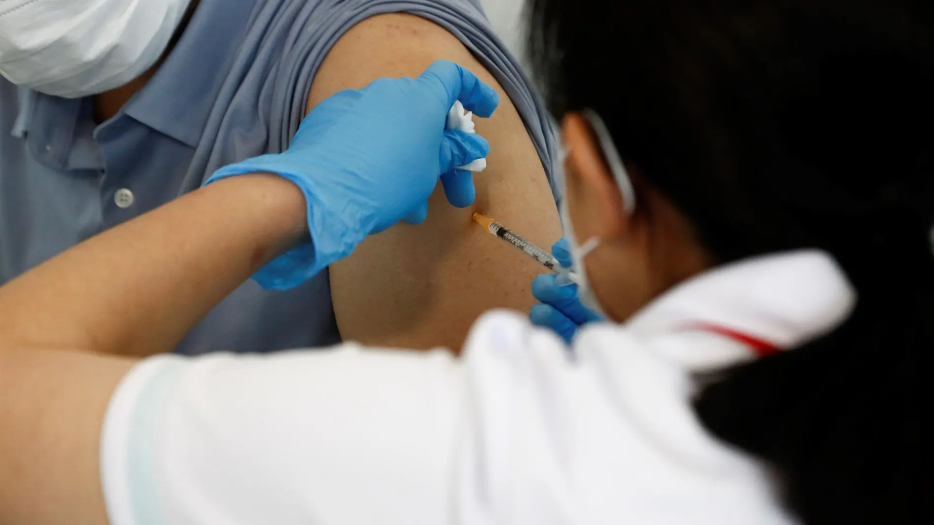 Japón investiga dos muertes de vacunados contra el coronavirus con los lotes procedentes de España